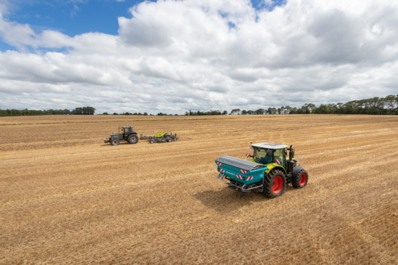 Sulky spreader compensates the influence of driving wind - Future Farming